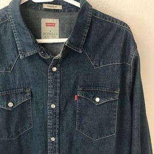 Men’s Levi’s denim straight fit w/ pearl buttons